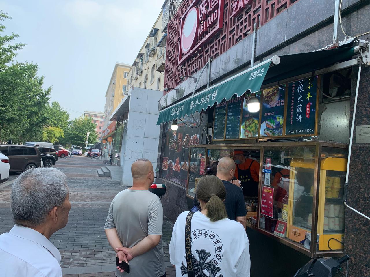 虎坊桥附近这家煎饼摊看着不错，早晨有不少人排队，走进一看是“融合煎饼”，融合了老