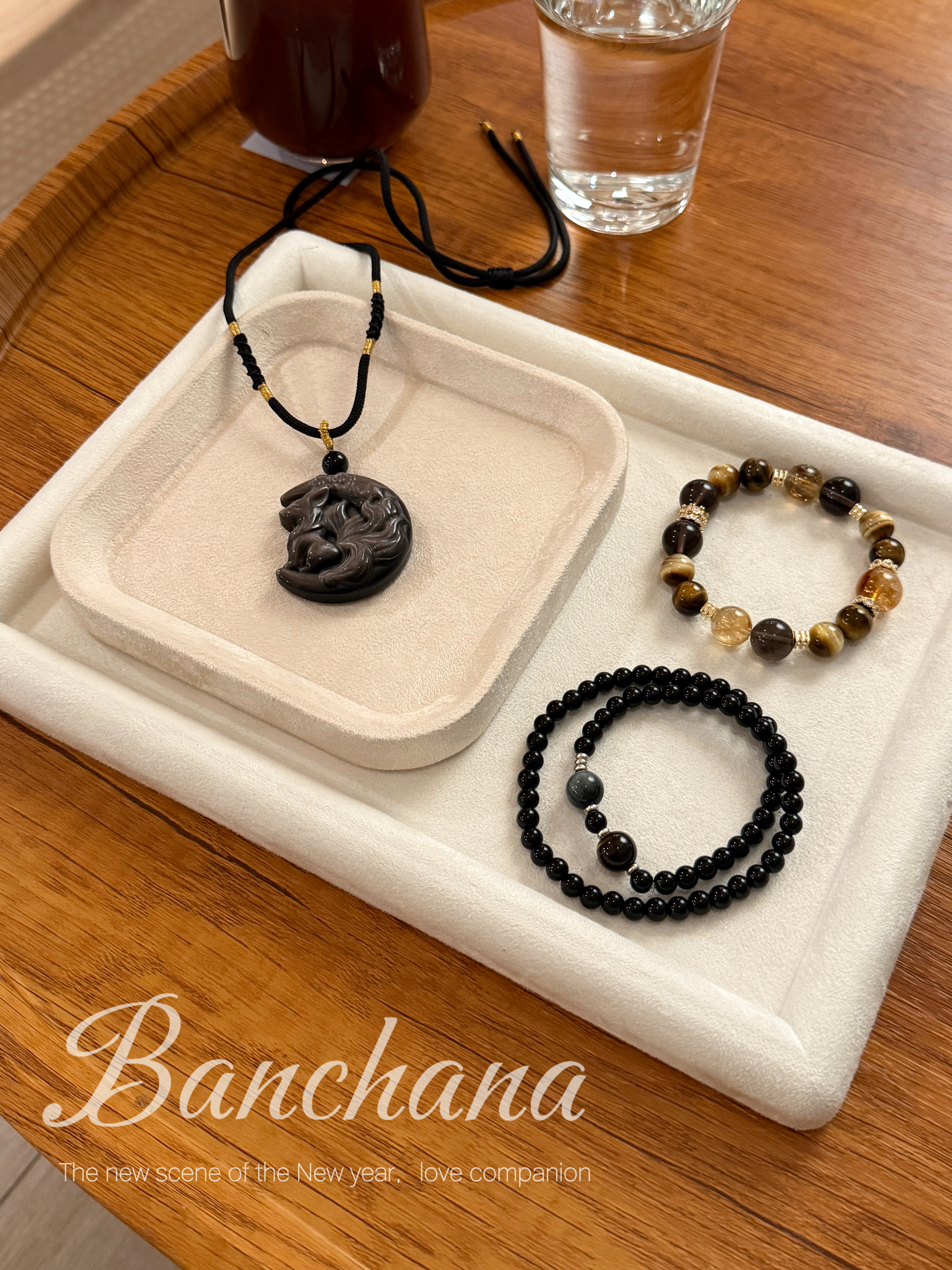 吃饭没 看乔尔端盘子上菜水晶