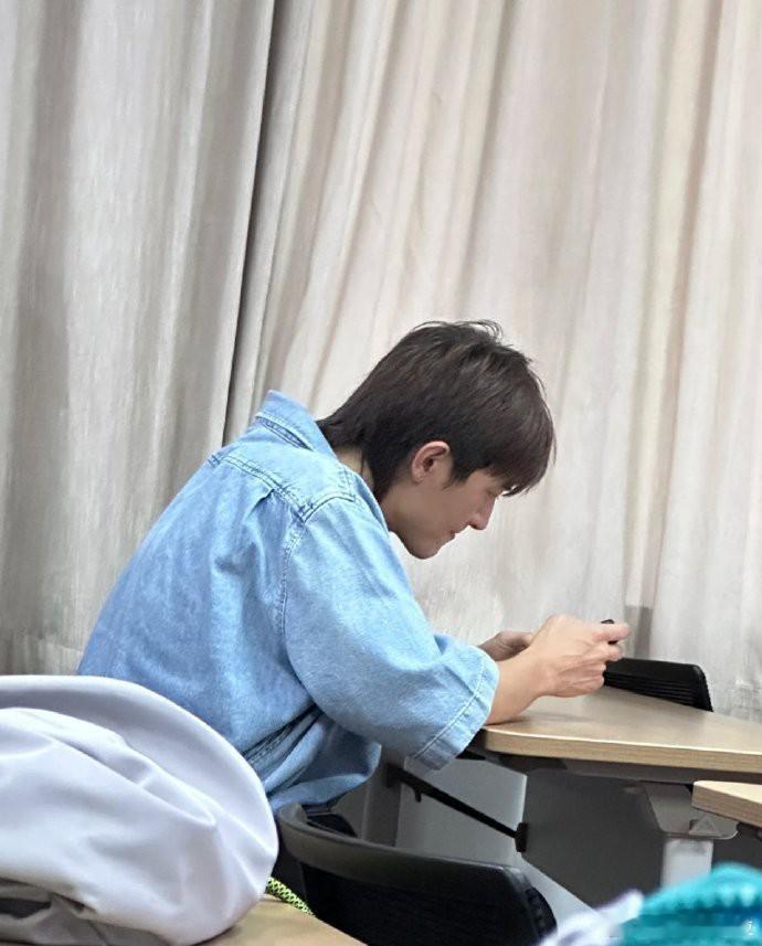 林更新读博士也困，早八还玩手机，看来学霸也有小疲惫。 ​​​