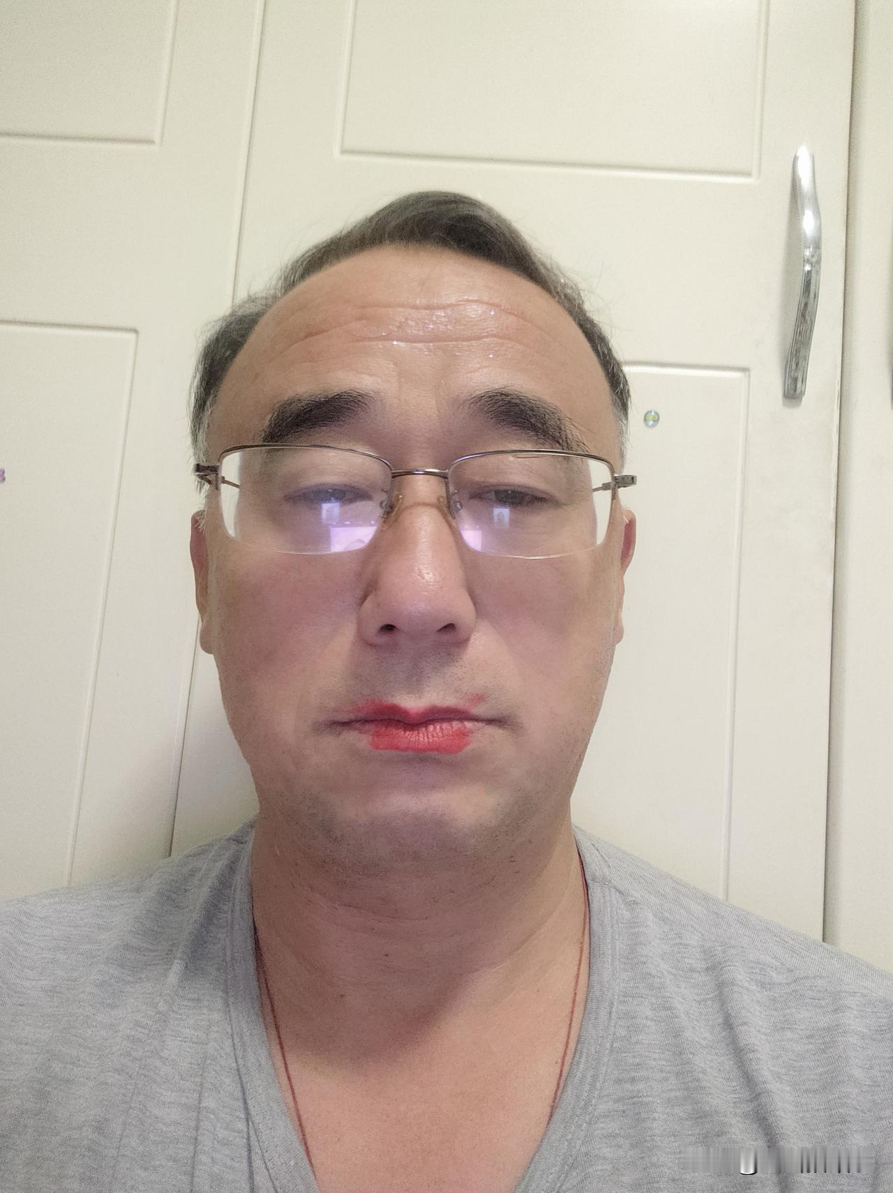 小家伙今天晚上非要给我化妆，说:让姥爷变漂亮！最初化了口红，虽说不合身份，但说的