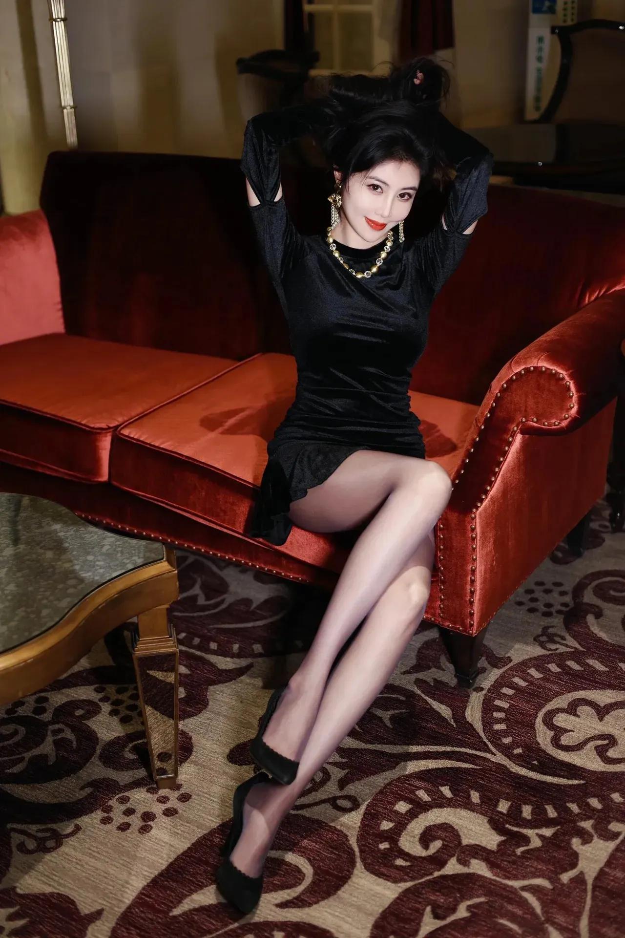黑衣美妇，瑜伽女孩