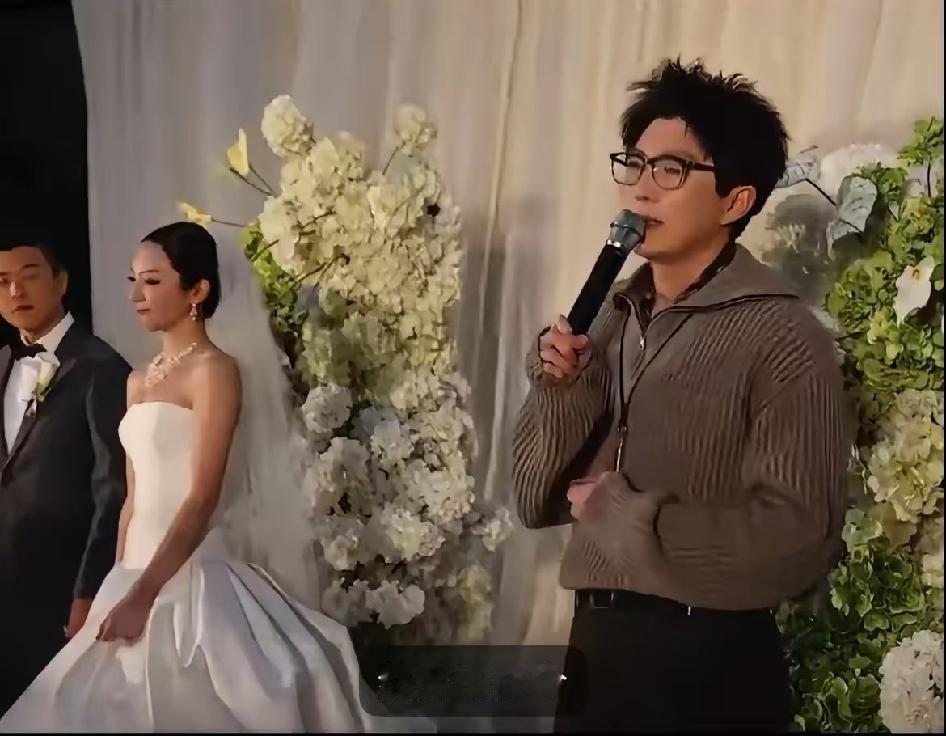 毛不易在朋友婚礼上的发言被审判了！

他说：从校服到婚纱，虽然不是我的妻子，但是