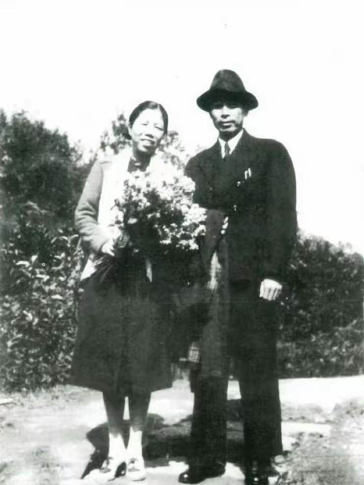 这是我们世世代代相承的最好的周总理和邓颖超，图片拍摄于周总理夫妇15周年纪念日，