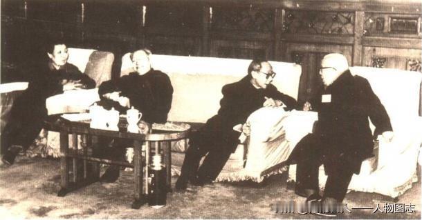 1984年3月，黄欧东(右一)与爱新觉罗·溥杰(右二)在北京会面时亲切交谈。
