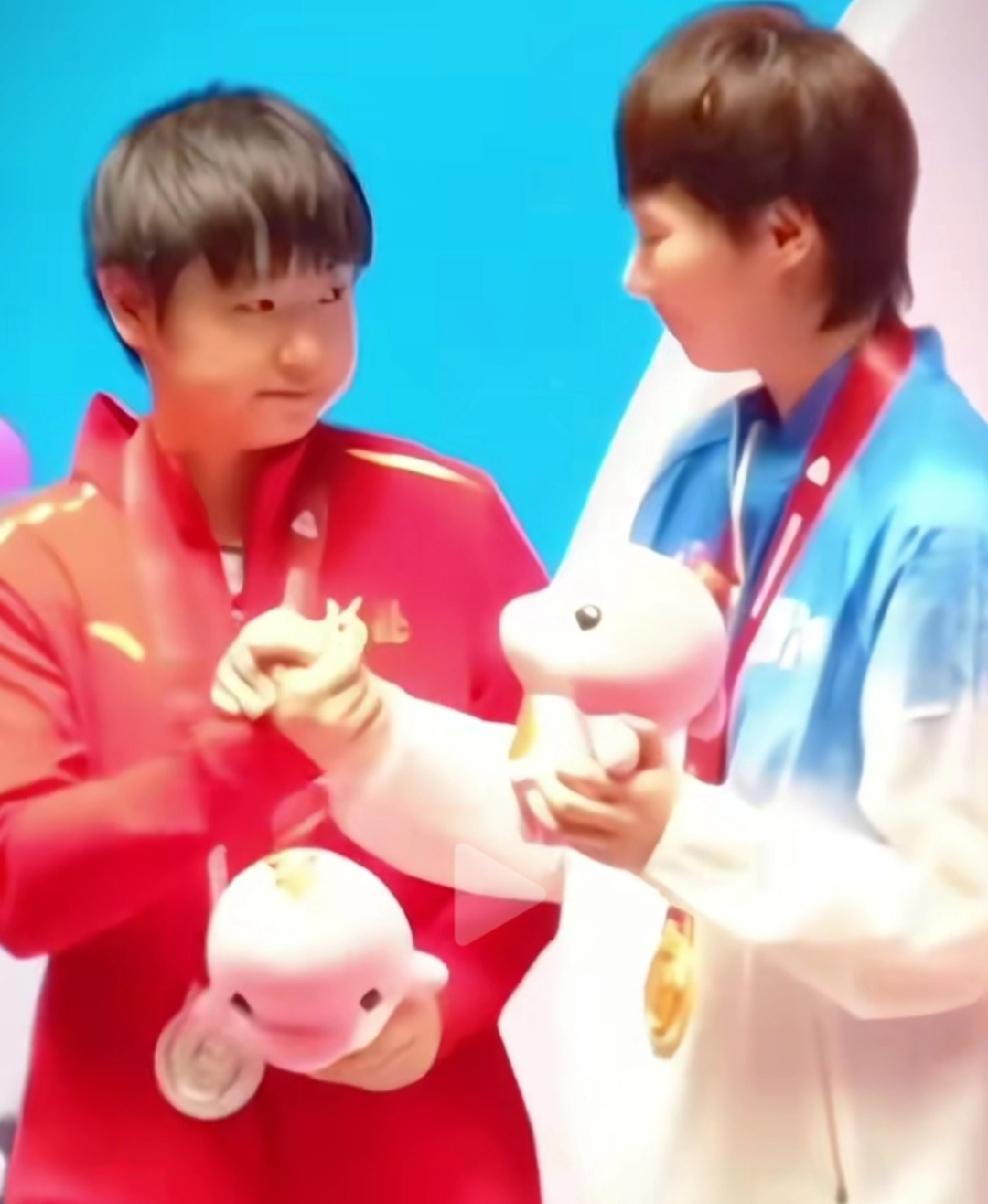 全运会乒乓球女单决赛结束，领奖台上孙颖莎、王曼昱、陈梦三姐妹同框合影留念。孙颖莎