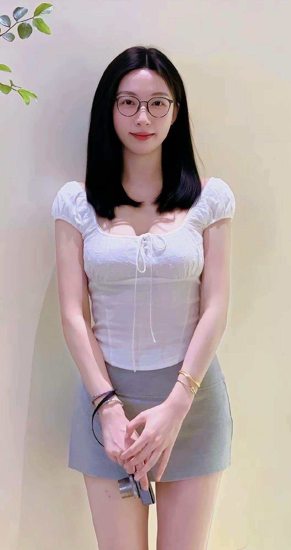 假设这个女生二十三岁，没有男朋友，刚刚参加工作，也就是私企的财务人员，家境也一般