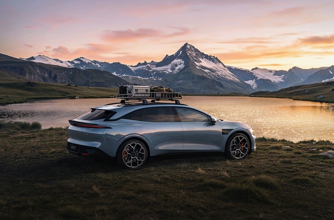 极氪007 GT这次改款终于把裙线改成跟轿车一样的方案了，另外这张官图拍得真好。