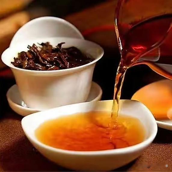 《天道茶成·诗经雅体》
碧盏如墨，沸波如雪。初芽怯浪，翠痕未绝。
世人惊华，茶客