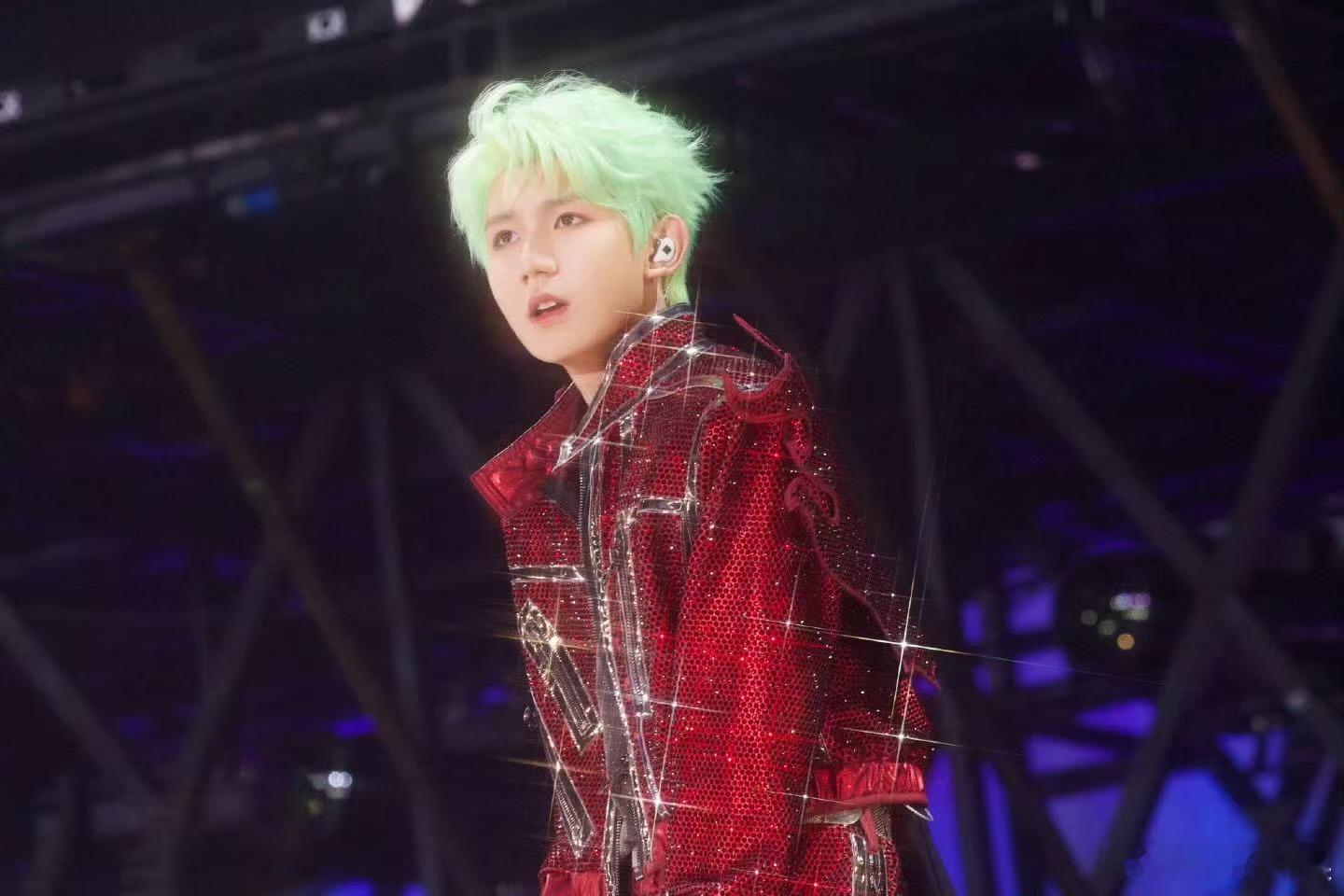 王源热血燃起王源绿发红衣王源绿发红衣，哇塞哇塞，[苦涩][苦涩] ​​​