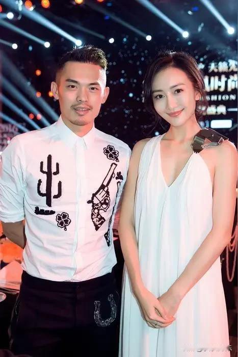 看这位女演员是谁啊？她皮肤白皙，长相甜美，扎个丸子头，真的是很迷人。林丹站在他旁