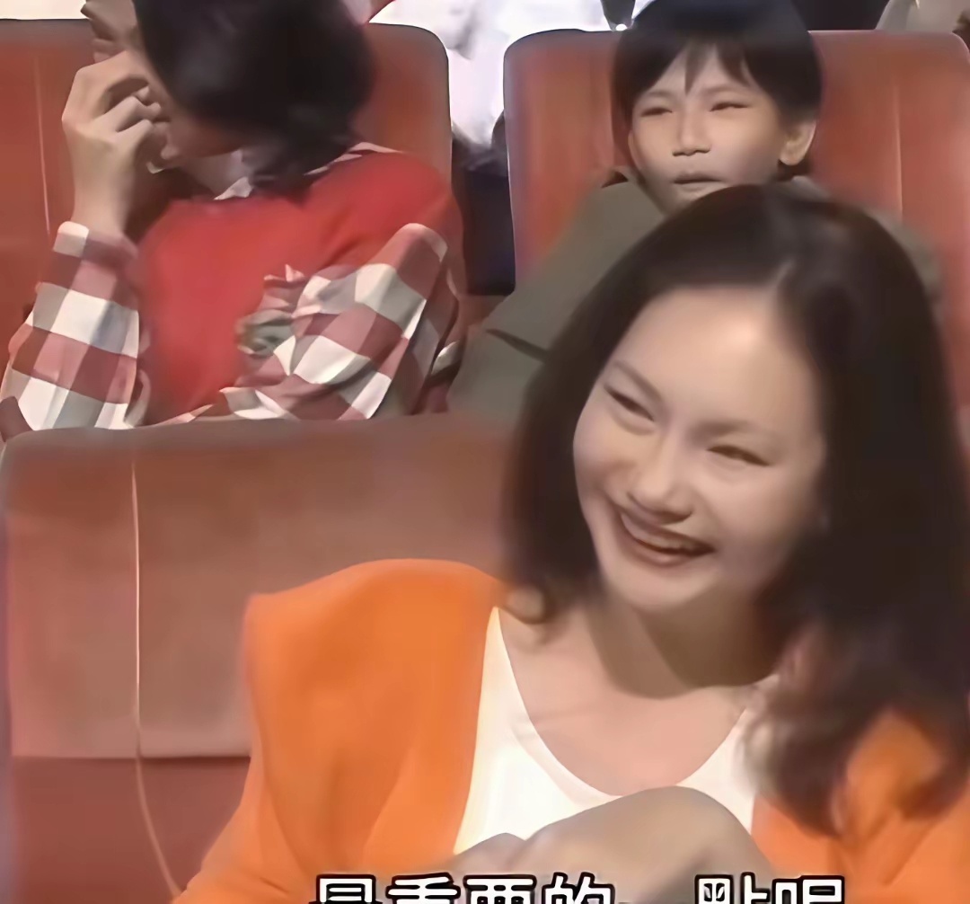 这样看她们两姐妹都挺像她们妈的不过她们妈年纪越大，眼神越有点不舒服的感觉 