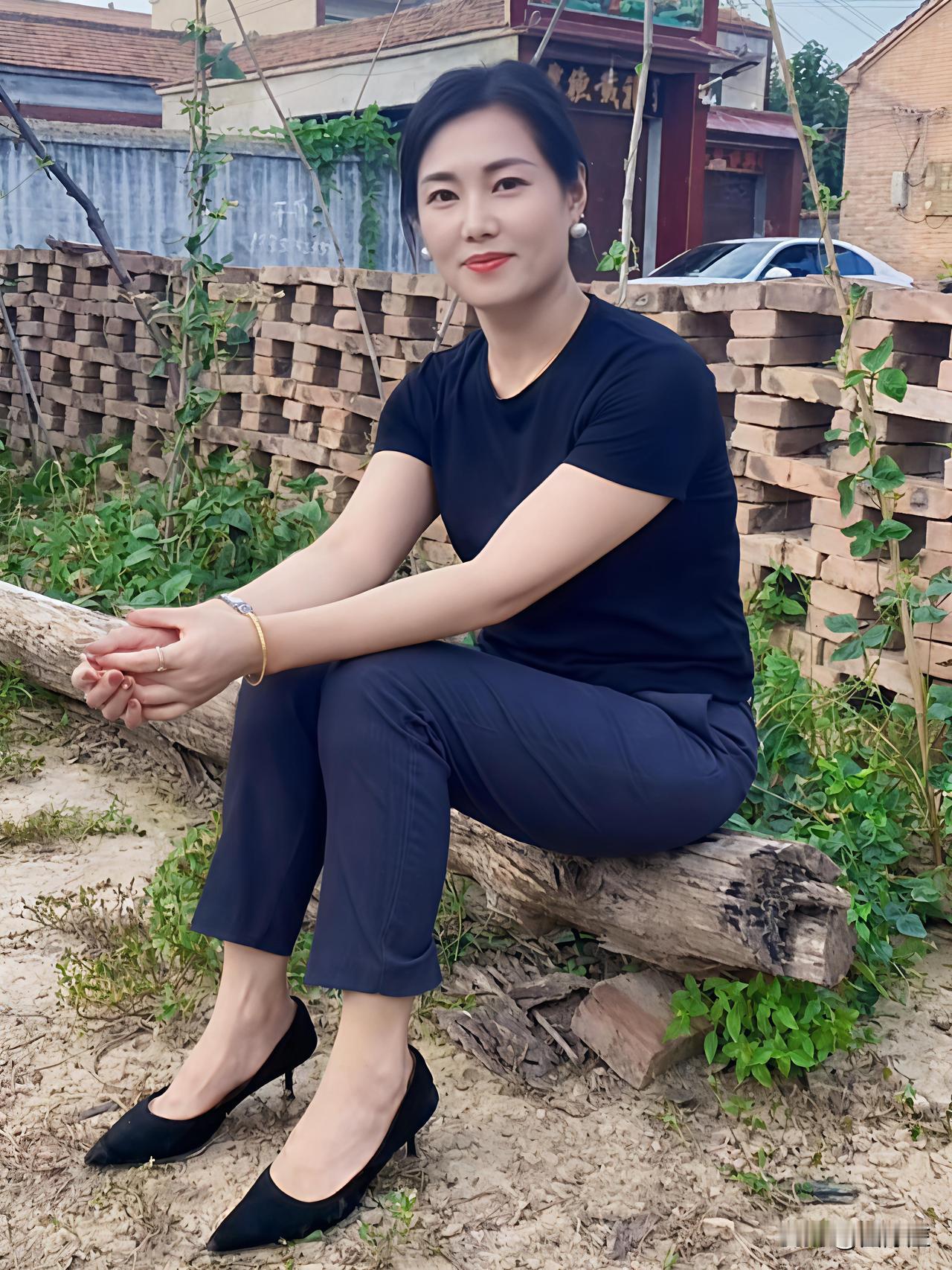 河南农村46岁“老阿姨”的烟火日常：泥土香里的自在小日子
 
我，河南农村一46