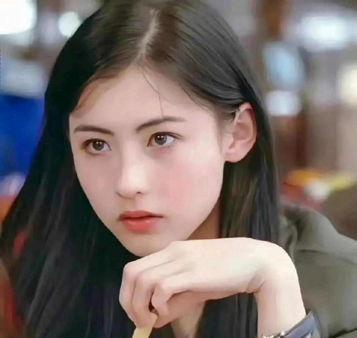 张柏芝和王菲这两位女神，因为谢霆锋的缘故，她们常常被人拿来对比，无意中搜到二人年