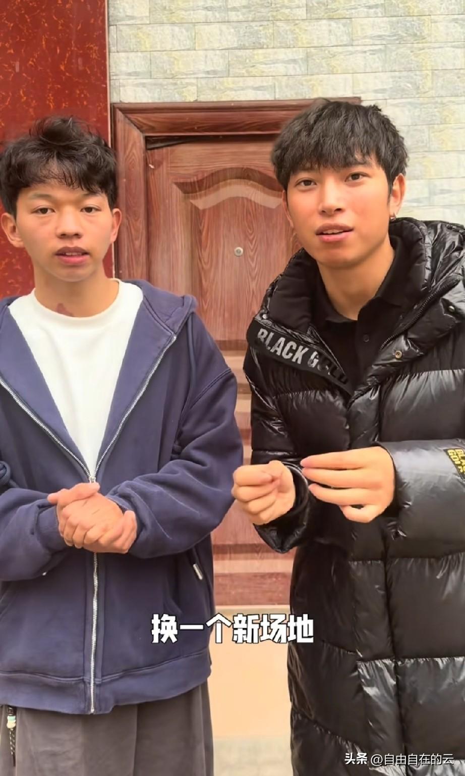 小小徐的婚礼场地换了。
小小徐和一个博主出镜，说来的人太多了，他家已经容纳不下了