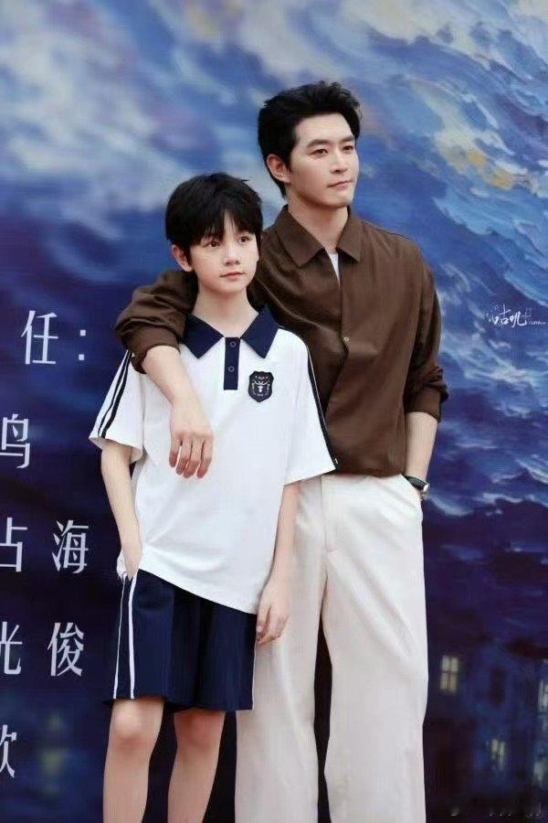 TF五代练习生去演短剧了 TF五代宋金泽现身母校初中拍摄短剧，学校早上出操时段校