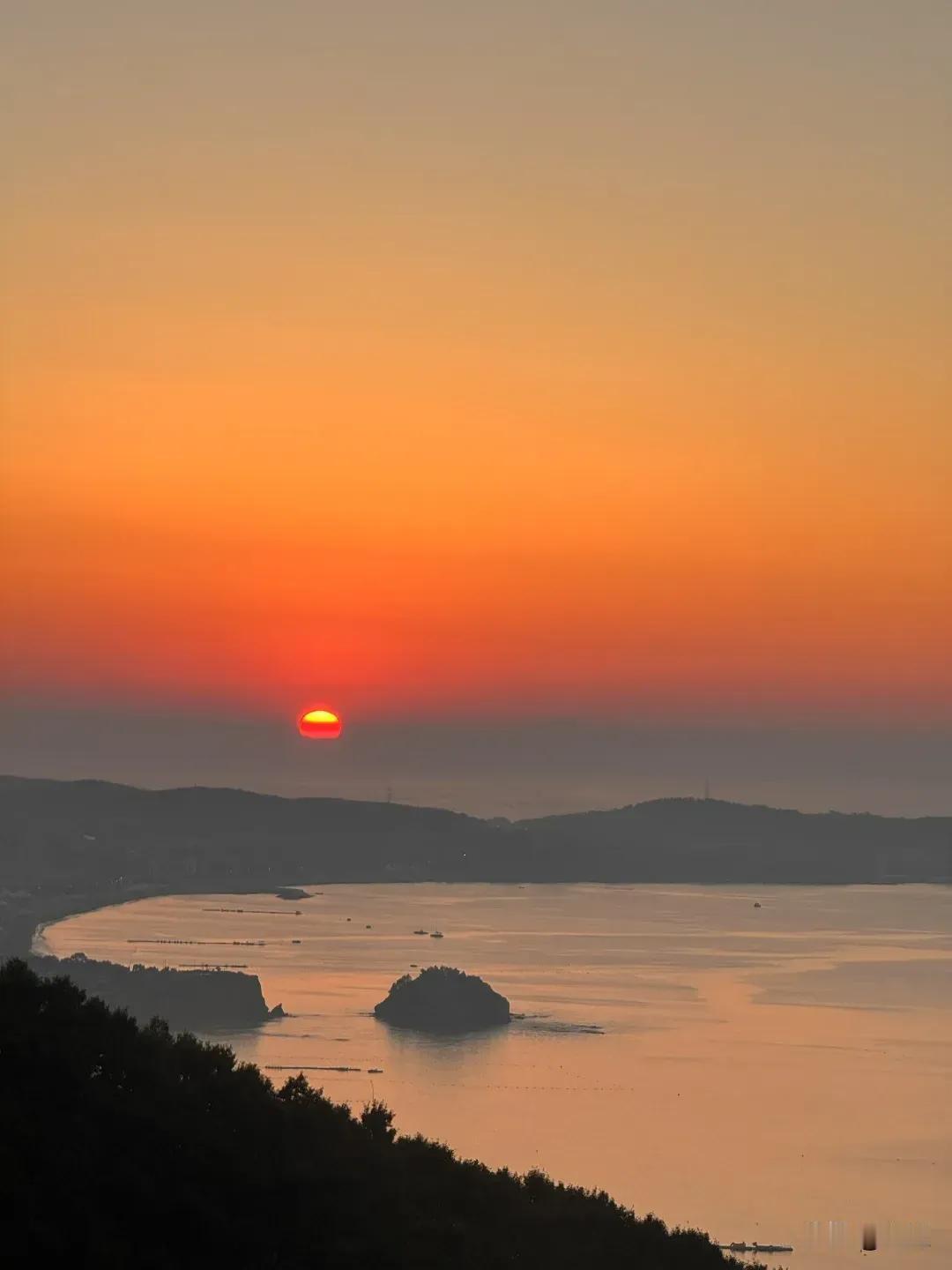 明知夕阳留不住，却将心事赋黄昏。
如若再回初见时，只看黄昏不看人。
晚风难解眉间