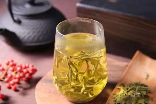 小众黄茶这回是真上桌了   黄茶，其最典型的特点就是黄叶黄汤，因此被定义为“黄茶