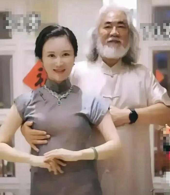 太辣眼了！张纪中和娇妻杜星霖拍合照时，为什么他的手就不能老实点？虽然他们是合法夫