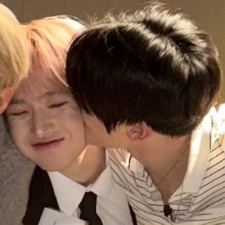 吴是温侧脸像嵌在 sakuya 脸上一样