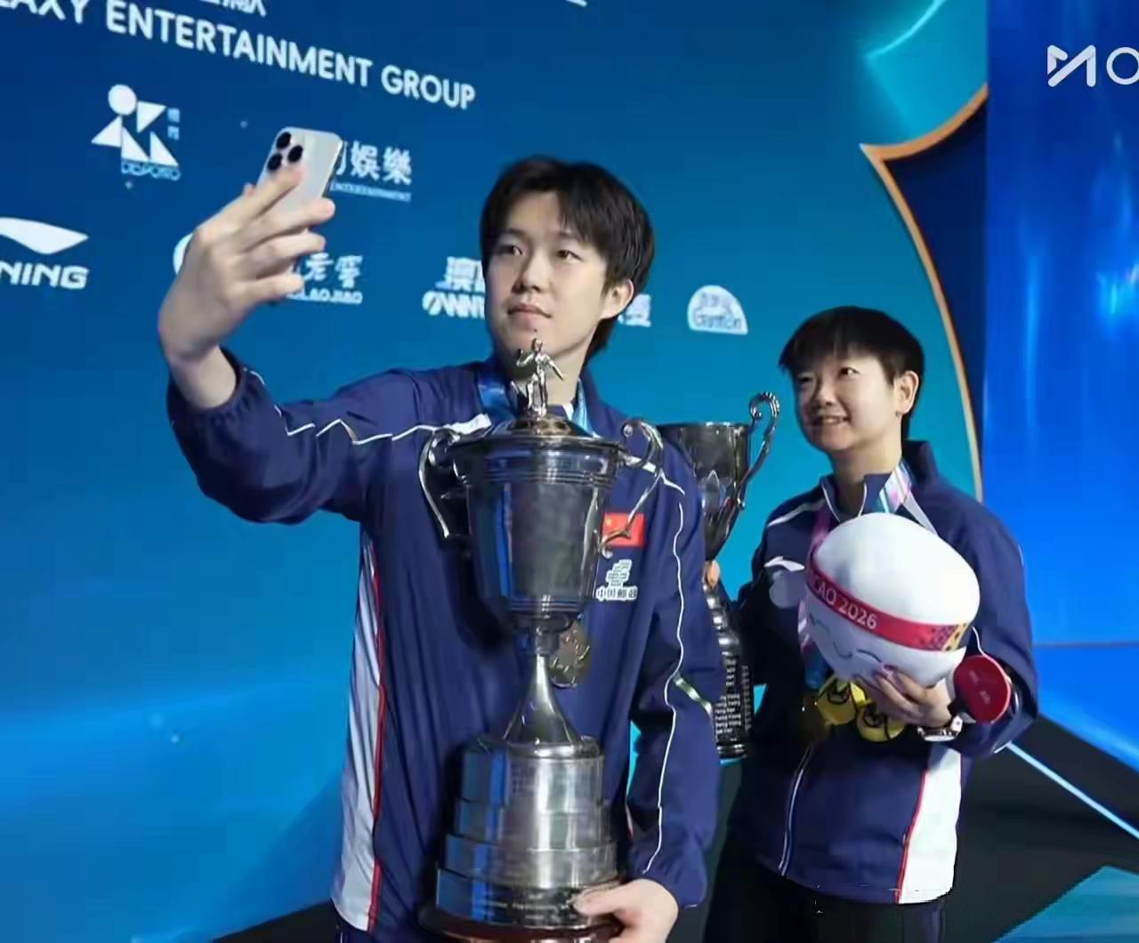 【冠军自拍，完美】真的是完美到封神的一刻！✨这张冠军自拍，是属于王楚钦和孙颖莎的