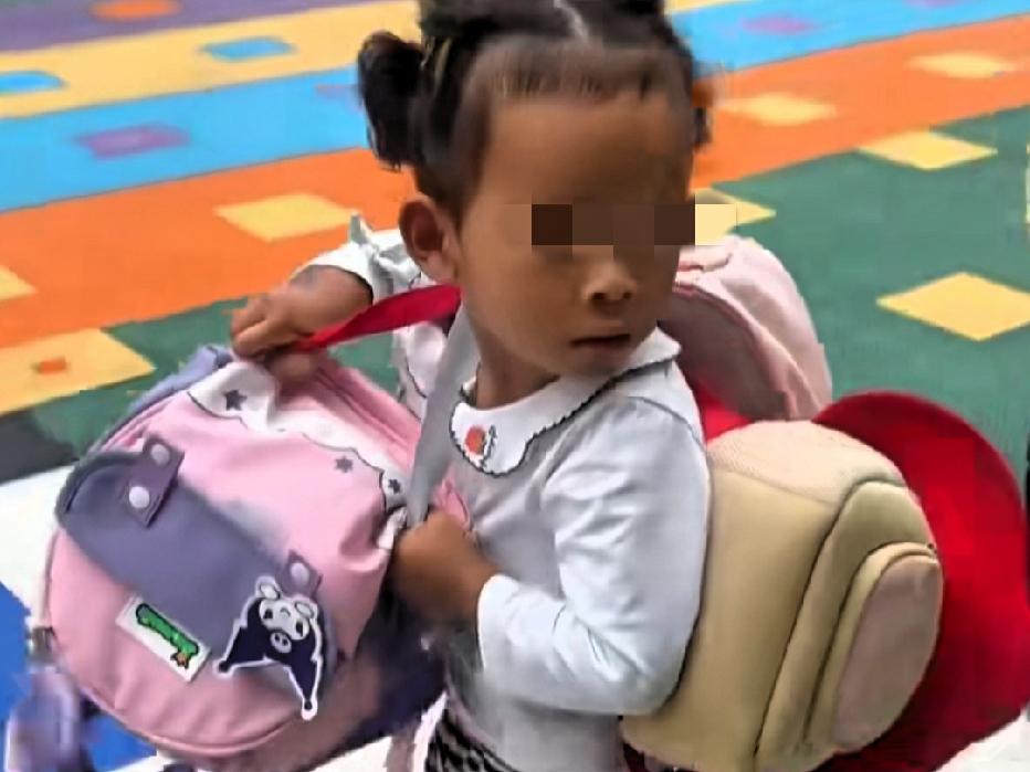 近日云南昆明，一幼儿园举行地震火灾演练，一萌娃听到警报后，拎起3个书包就跑，老师