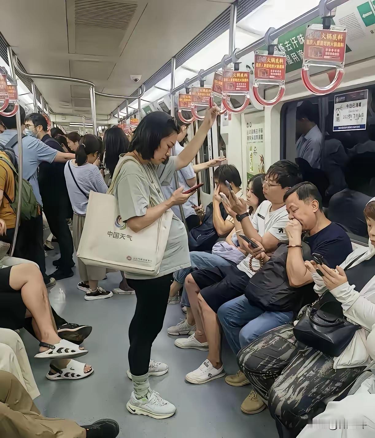 在这满车冷漠中，众人皆低头看手机，对身旁需要座位者视而不见，道德竟如此败坏。若换