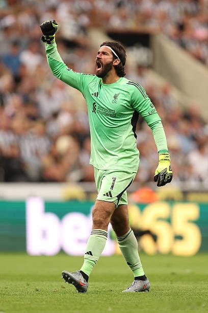 每日邮报记者斯蒂勒透露阿利森有望下周对阵诺丁汉森林的比赛中重返首发阵容。 