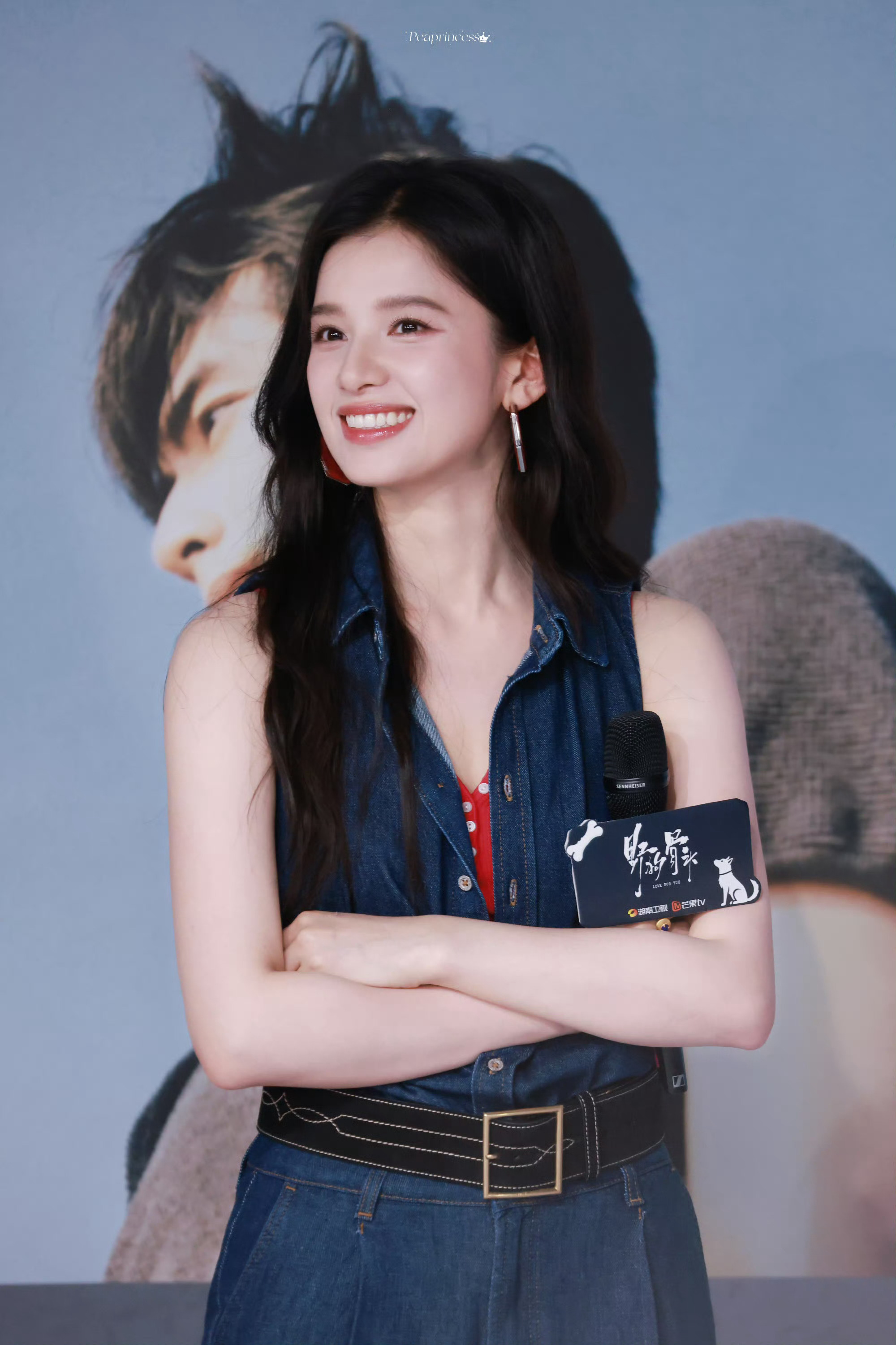 张婧仪张婧仪苗靖 zjy张婧仪野狗骨头 “一年又一年的夏天，是我们相遇的时间的见