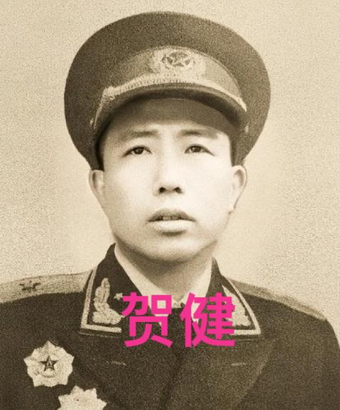1943年，汉奸抓了个女八路，保长却拦着不让带走。汉奸队长王大麻子正要发火，保长
