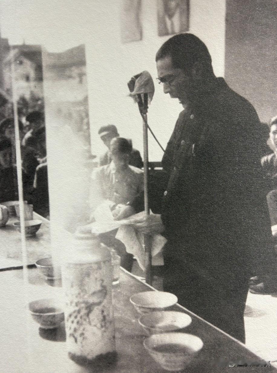 安徽省博物馆首任馆长李则纲讲话的老照片。1953年，他主持筹建安徽省博物馆，19