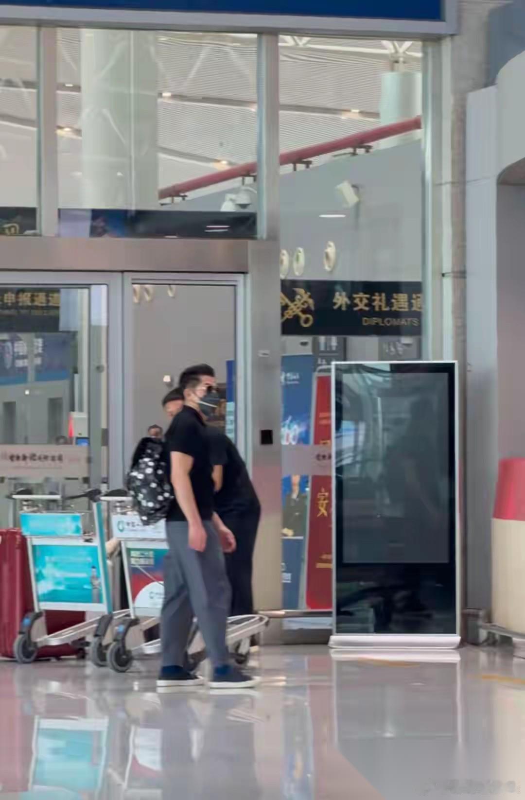 郭富城和妻子方媛一同现身机场，郭富城一个举动，透露着对妻子方媛满满的爱和疼惜！两