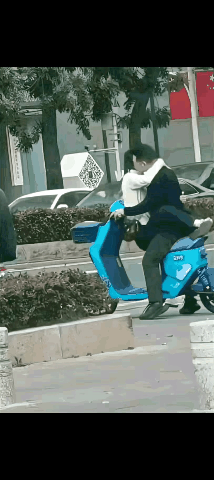 一对男女骑共享电动车，本来一人骑一辆，或女的坐在骑车男人后面座位，万事大吉了。谁
