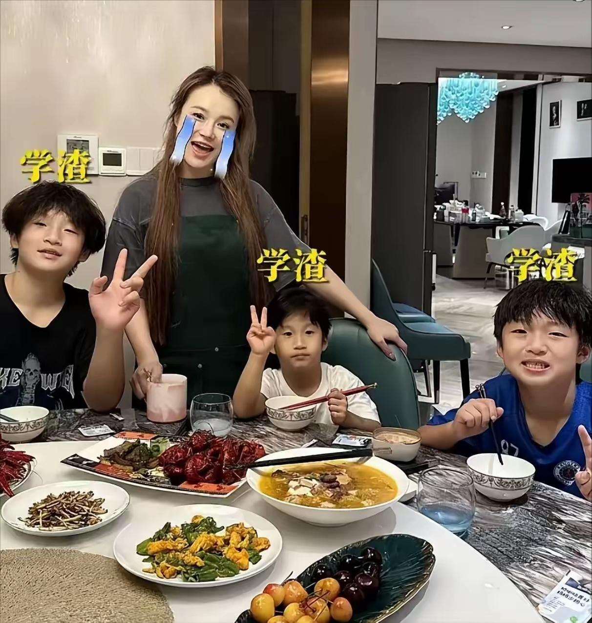 笑掉大牙了，
冉莹颖秀学历直接被打脸。

她不光嫌弃老公，连三个孩子都嫌弃，直接