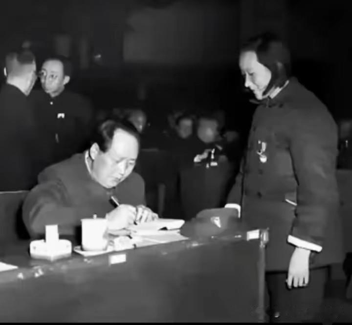 1951年10月25日在北京全国政协礼堂，24岁的特级治淮劳模李秀英来京参加全国