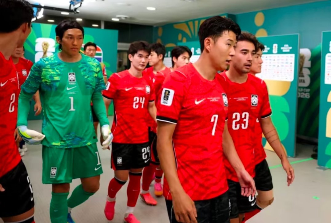 韩国输球众生相韩国球迷彻底炸了今年这届世界杯爆冷的太多了，韩国输给南非也并不算大