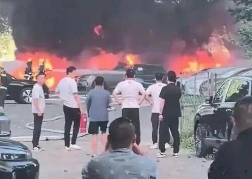 5月30日，辽宁大连甘井子区一新能源待交付停车场突发火灾，20台车辆被烧毁只剩车