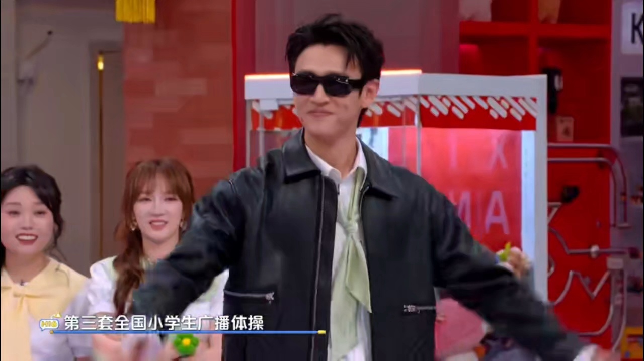 王天辰有种老实人豁出去的感觉 王天辰自带老实人豁出去的反差感，阳光腼腆却敢大胆整