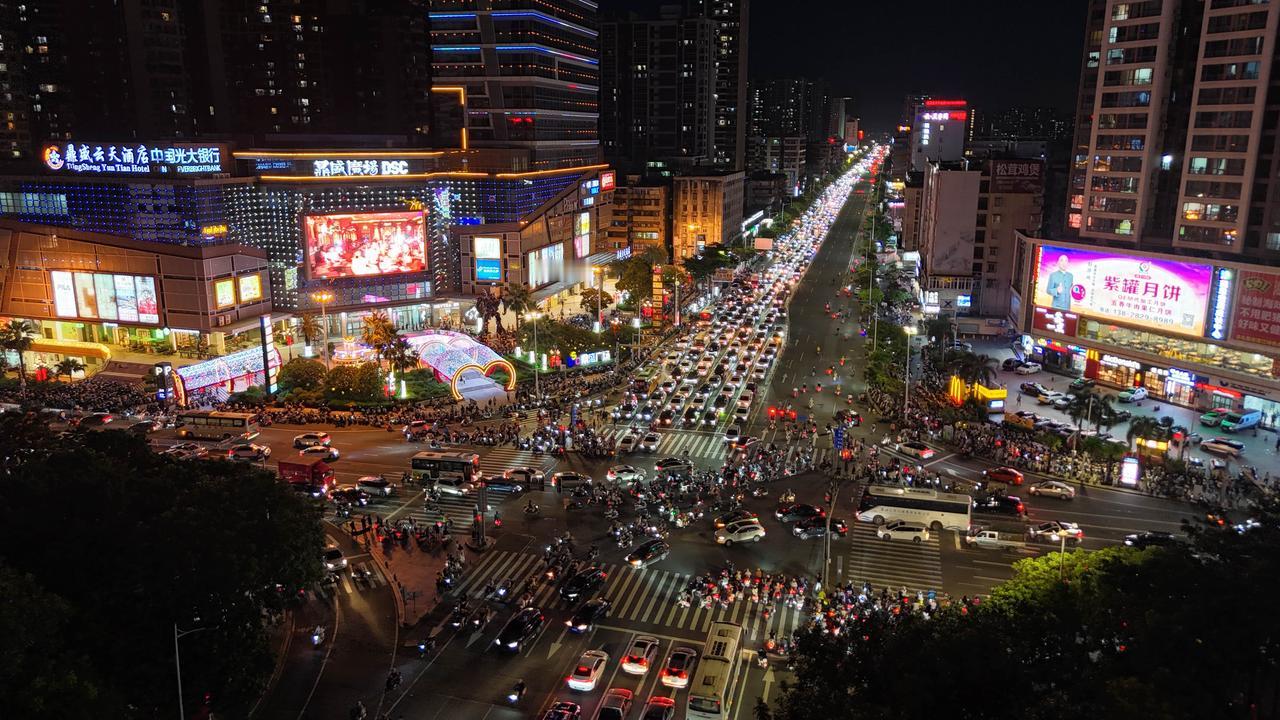 再堵的路也挡不住湛江游子回家的心！9月30日晚，湛江人民大道被游子回家的星河点亮