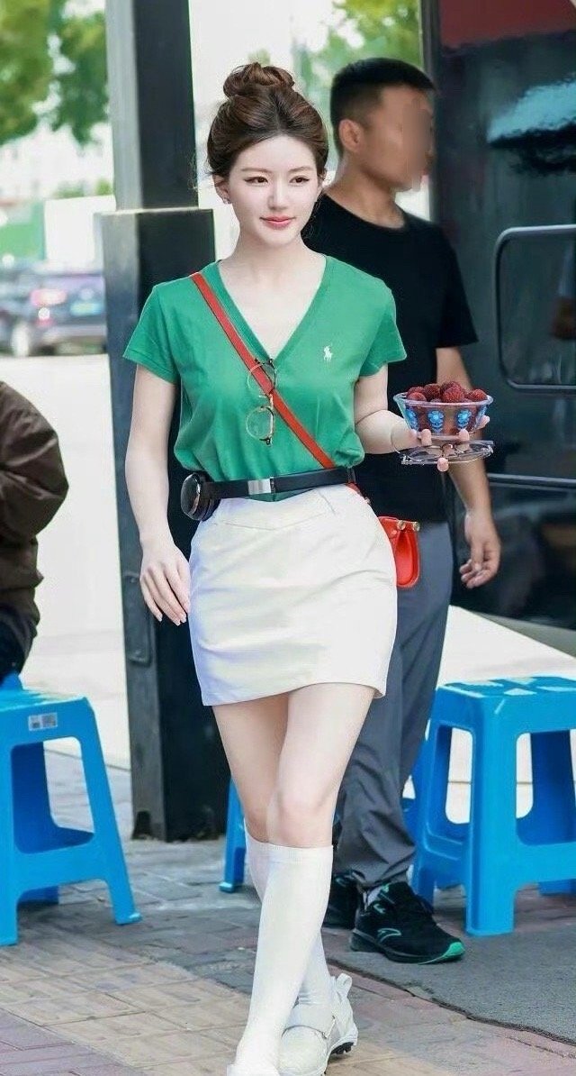 赵露思，耳机都可以当腰带了…… ​女明星的腰都这么细吗 ​​​