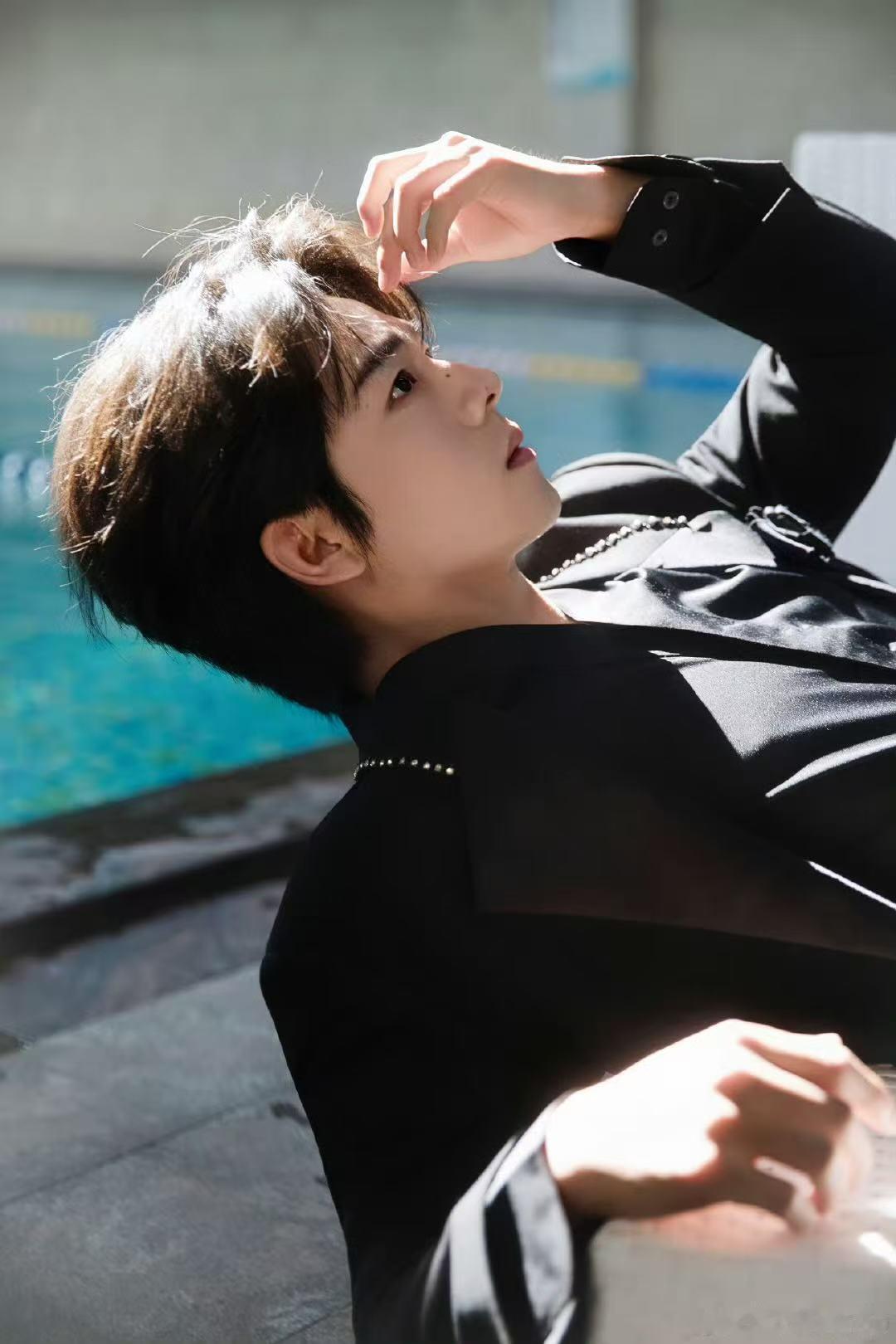 短国顶流曾辉出图啦～期待他的红毯表现！ 