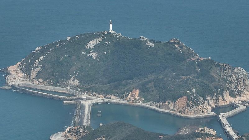 《孤岛导航台，守护家国情》
一岛夫妻岗，
守护导航台。
顶天立地塔，
时空指明灯