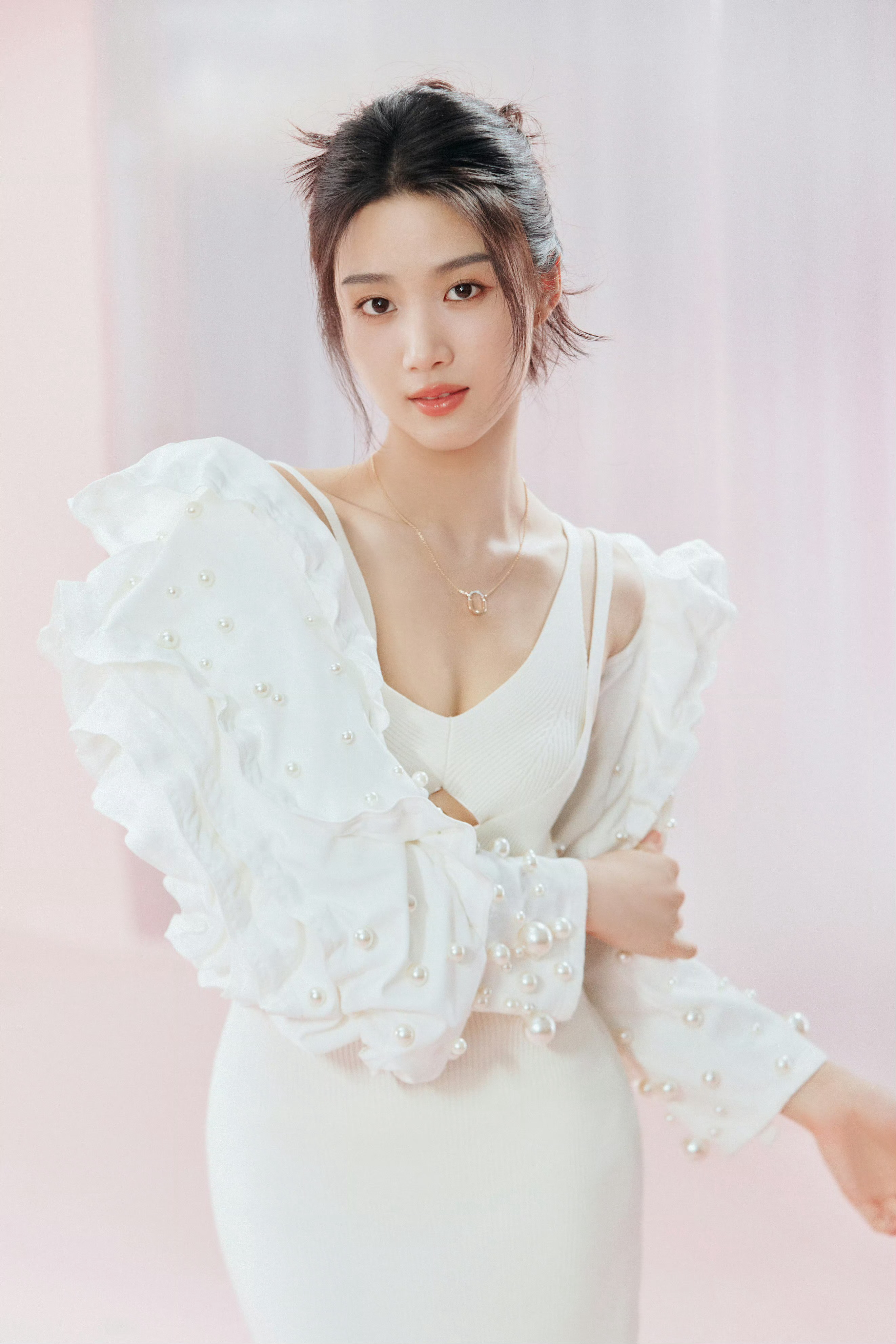 卢昱晓，双肩带白裙造型，治愈甜美 ​​​