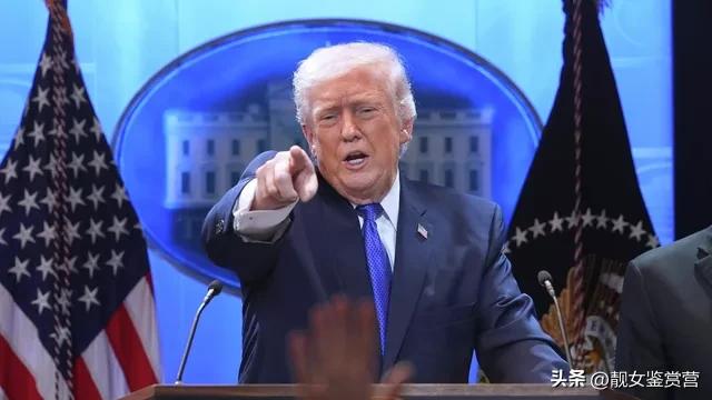 美国总统特朗普呼吁中国和其他国家向霍尔木兹海峡派遣军舰。
他强调，美国“很快将确