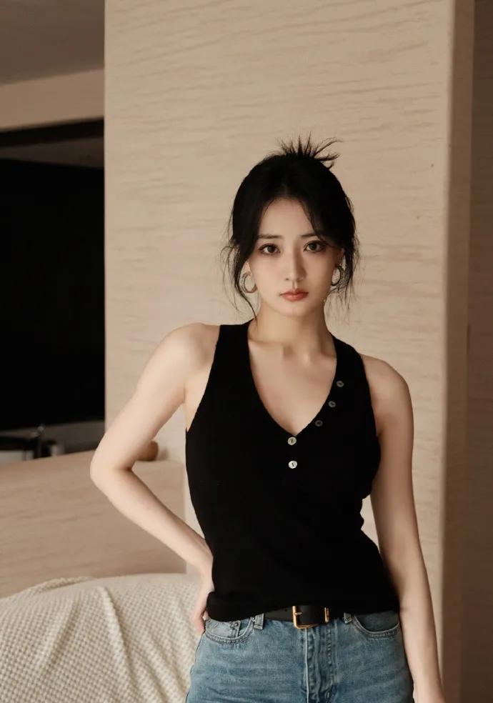 徐璐的松弛感穿搭，真的被她拿捏了。
一件修身黑针织背心搭配基础牛仔裤，用最简单的