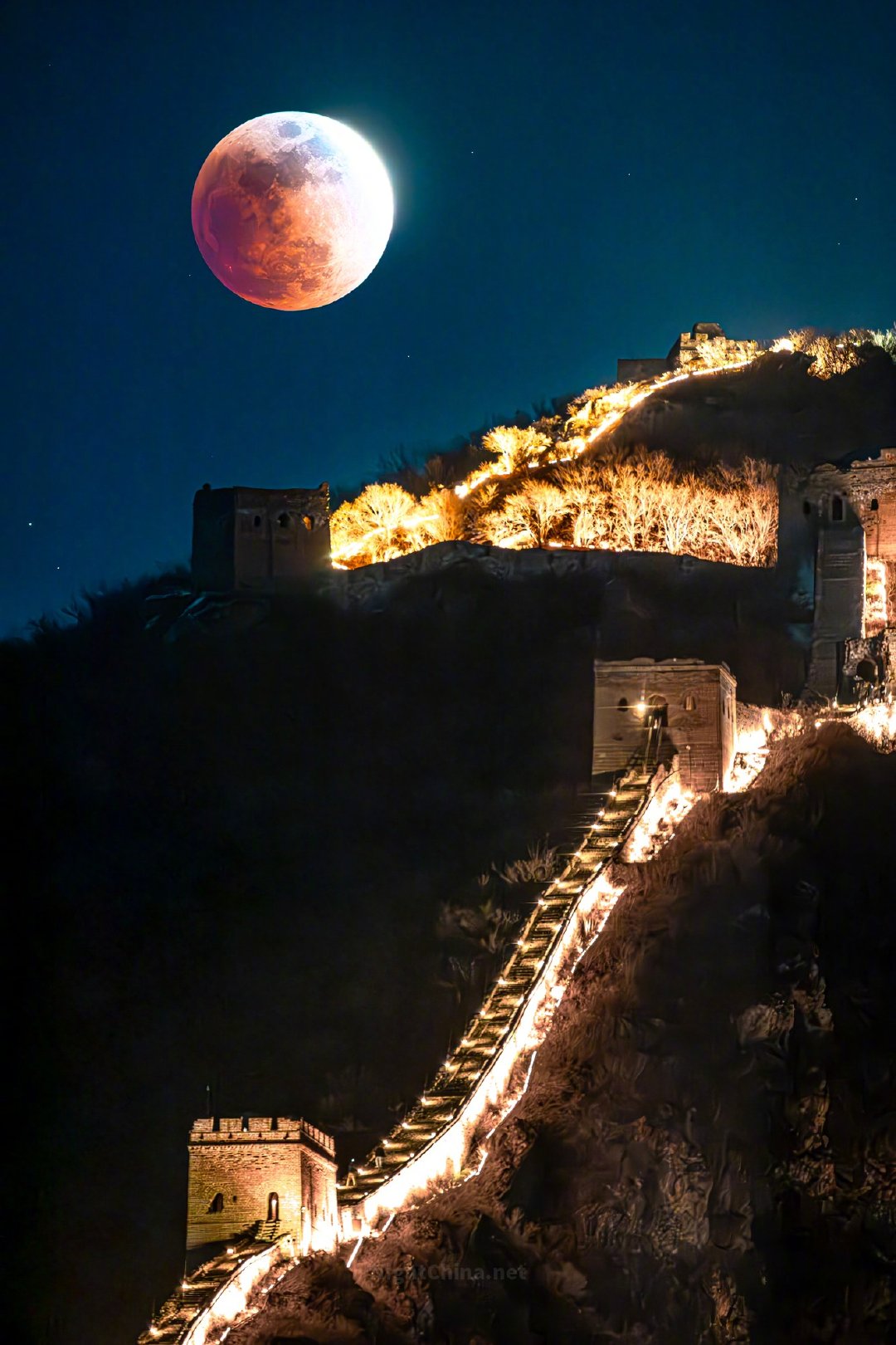 司马台长城蜿蜒于山脊，像一句写了两千年还没收尾的长句。月亮正缓缓走进地球的影子，
