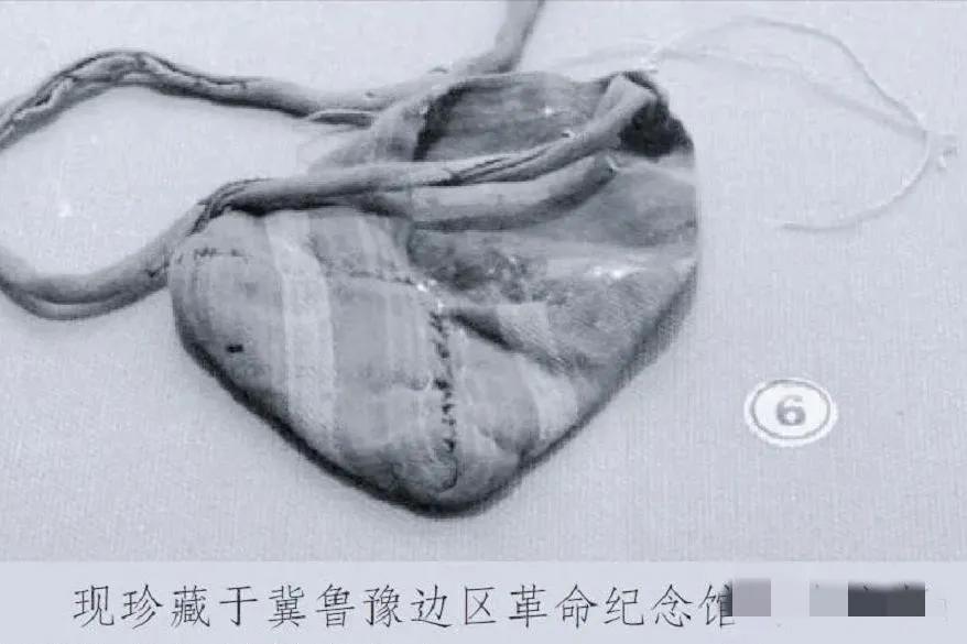 1974年，一名农妇在参观革命纪念馆时，突然指着一个破旧的针线包，激动地说：“这