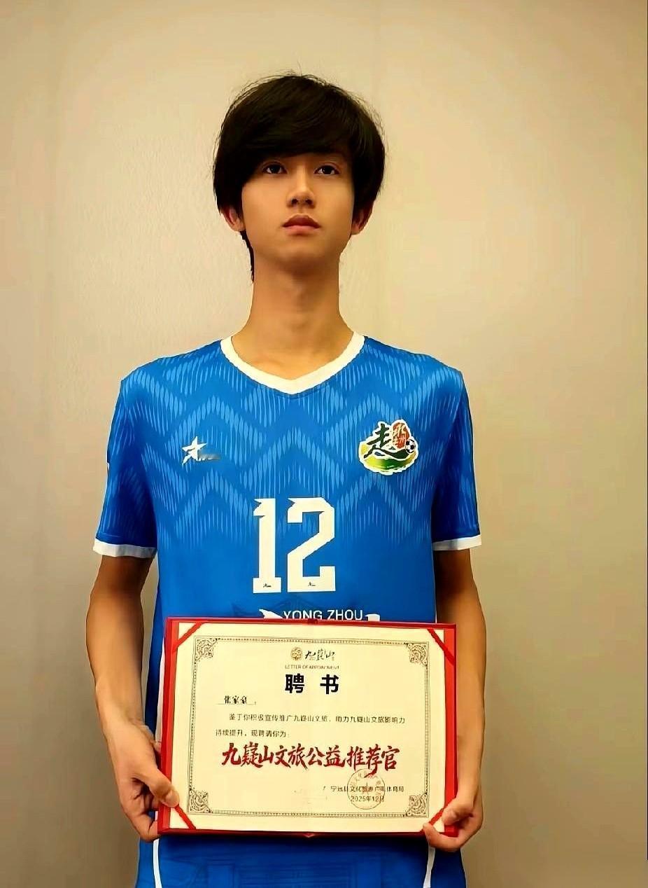 谁敢信？那个站在十二码前，深吸一口气把永州队一脚送进决赛的“大心脏”，居然是个还