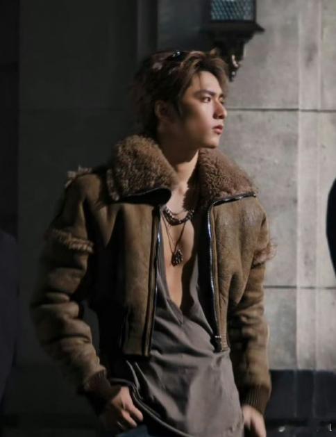 刘耀文胸肌 刘耀文又穿深V，胸肌腹肌有且慷慨，一款骨相顶顶好的05年唱跳大帅哥进