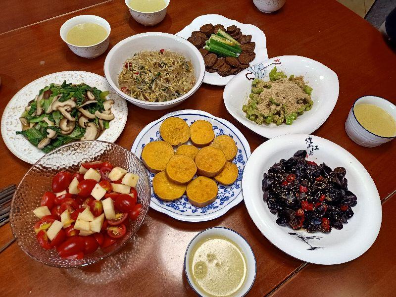 如果让我设计一份控糖控脂的健康餐，我会注重营养均衡、口感丰富，同时控制糖分和脂肪