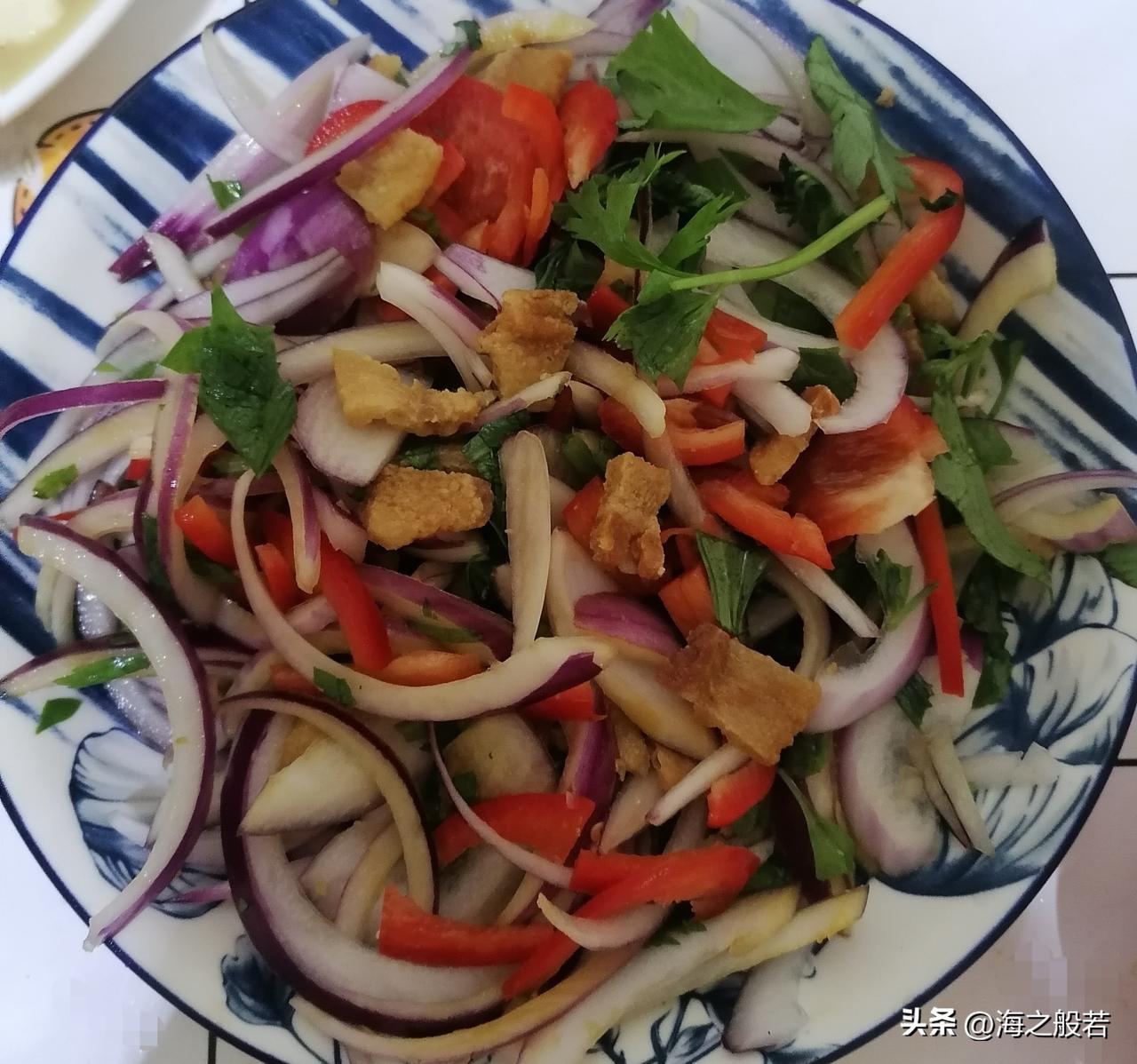 四方食事，不过一碗人间烟火。

晚饭很快就做好了，煮好的花生米一盘，切一个紫洋葱
